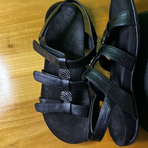 Vionic Amber with orthaheel in Black croc texture - Picture 2 of 5